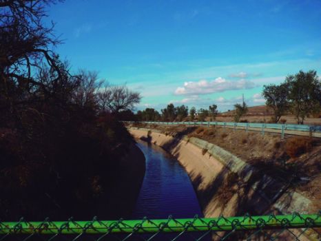 Paso del sendero sobre una acequia